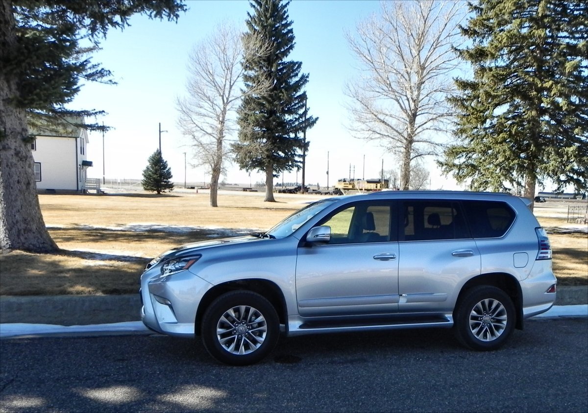 Around town, the 2016 GX 460 looks good, compared to some out-of-place trail blazers in this category
