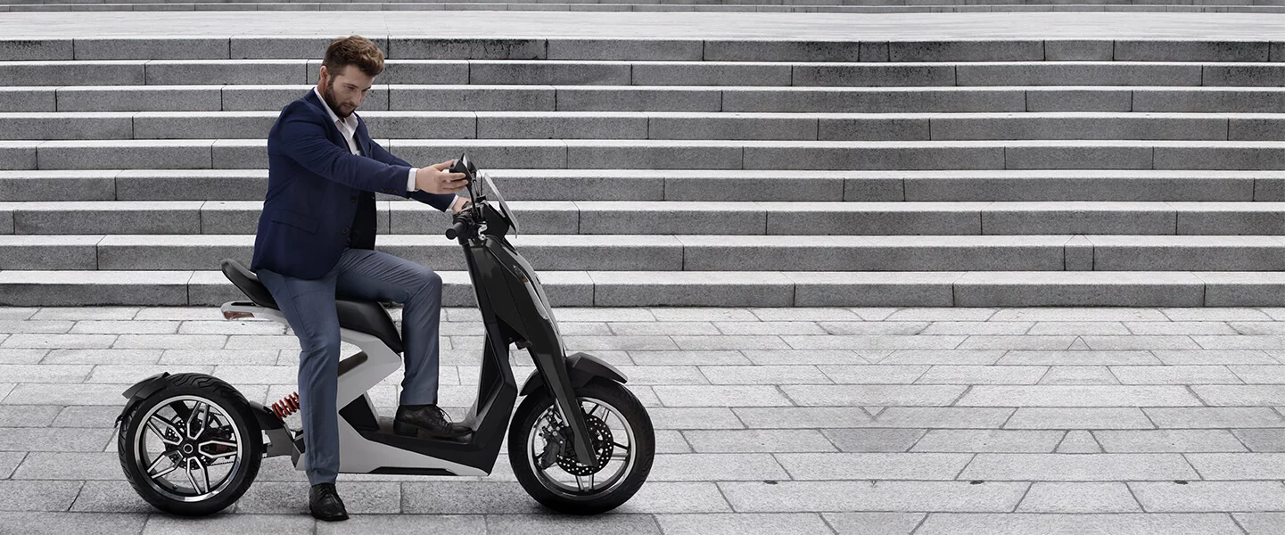 The Zapp i300 e-scooter is 190.5 cm (75 in) from tip to tail, has a seat height of 75 cm (29.5 in) and an unladen weight of 90 kg (198 lb)