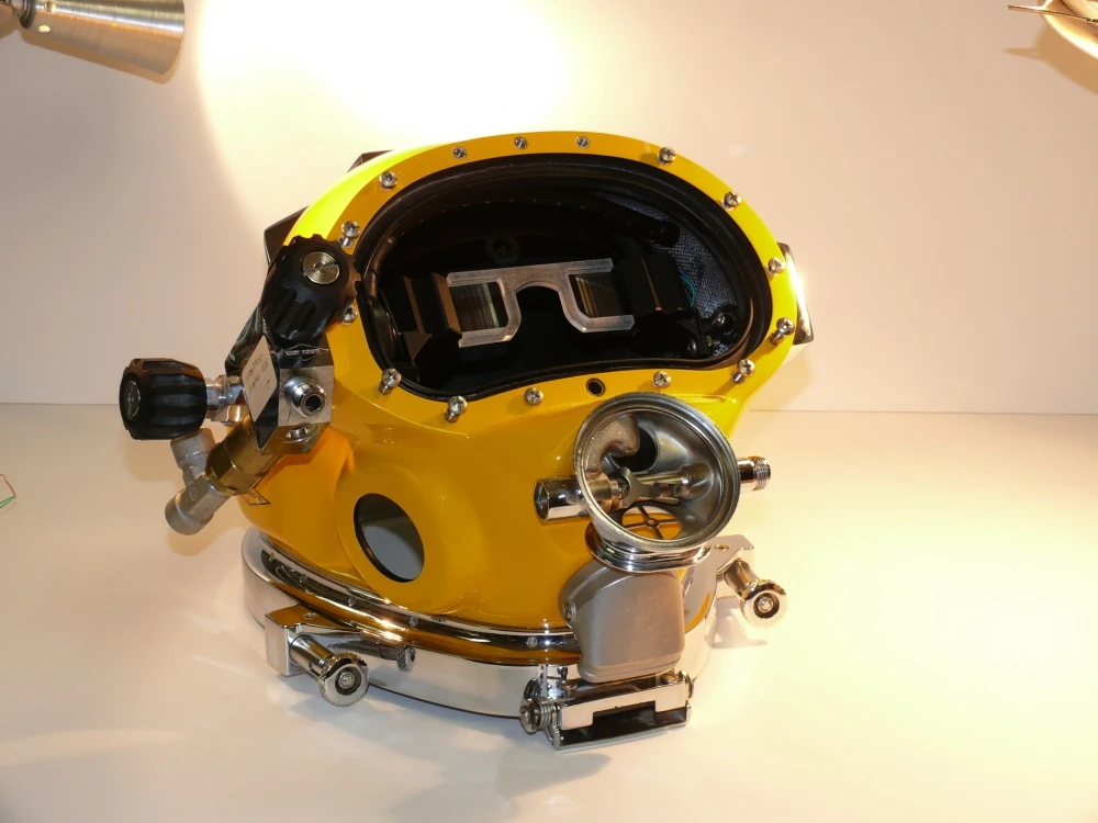 A prototype DAVD diving helmet