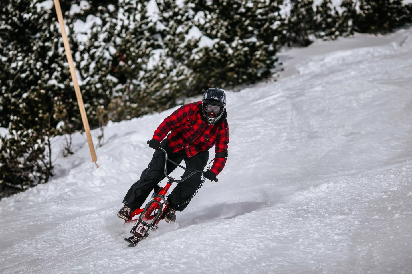 The Hillstrike's tilting rear end in action
