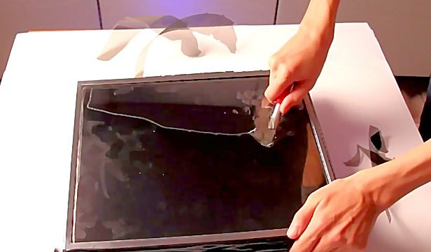 Carefully removing the outer polarizing filter from an old LCD display (Photo: Brusspup)