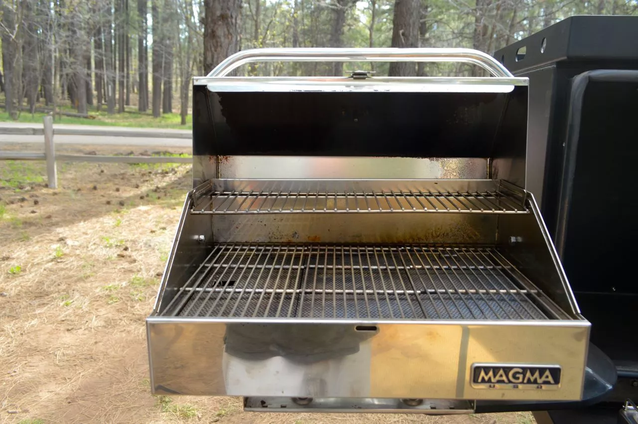 The integrated Magma grill on the display EarthRoamer XV-LTS adds another cooking option