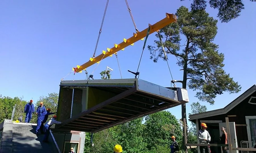 Prefab steel modules were delivered with floor-to-ceiling glass partitions, the ramping roof and corner windows without columns