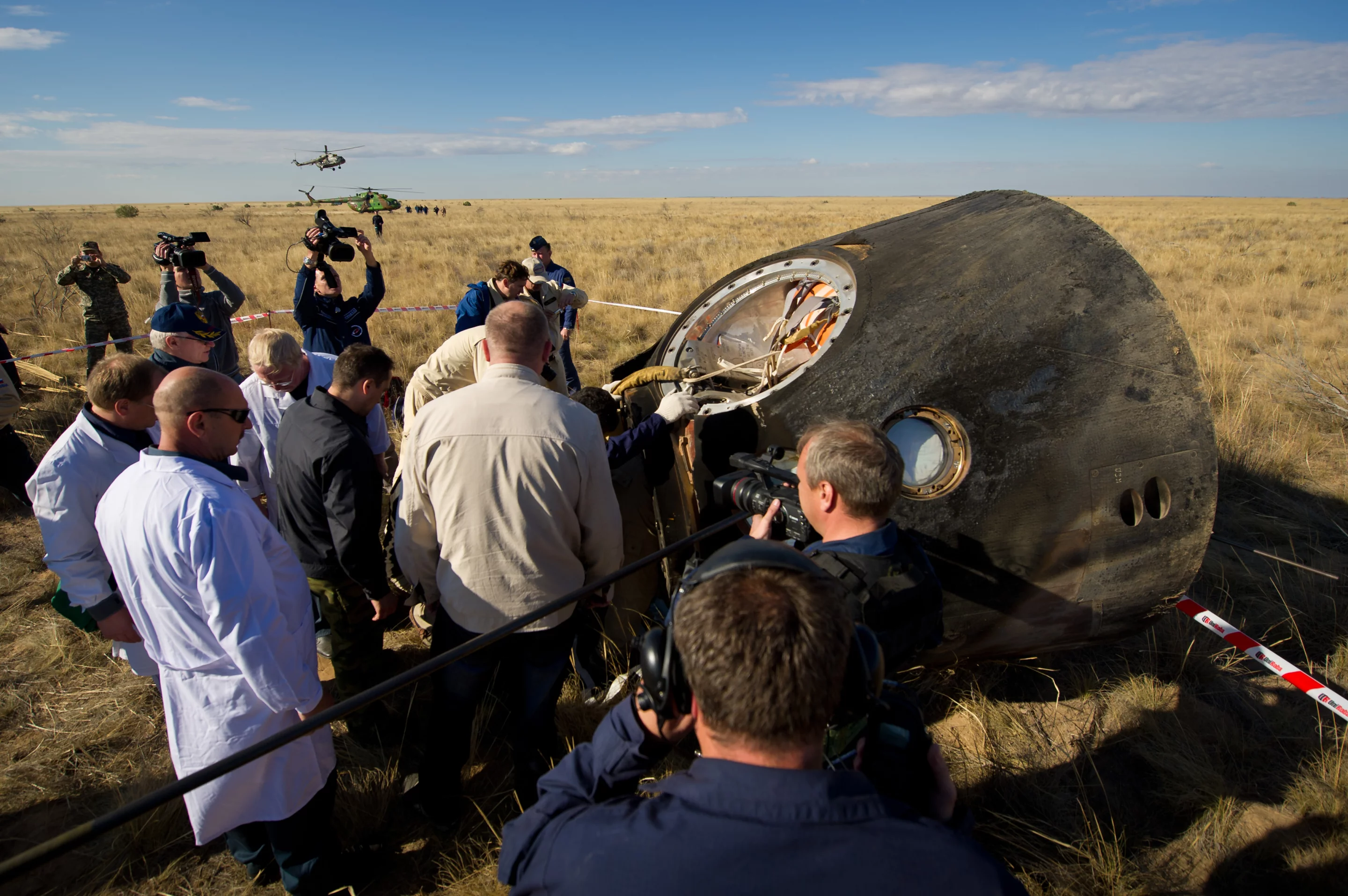 Return of three crew members from the ISS to the landing zone in Kazakhstan, September 16, 2011 (Image: NASA)
