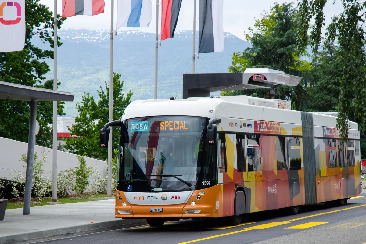 A new flash-charging system for electric buses delivers 15-second-long battery boosts at selected stops