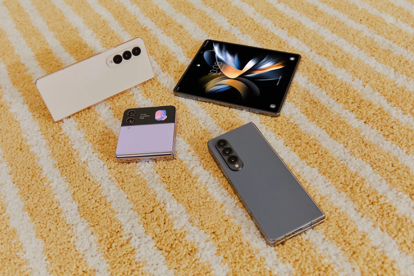 The Fold4 features a 7.6-inch main screen with under-display selfiecam, features a secondary 6.2-inch cover screen and comes with a triple camera array around back. The Flip4 clamshell handset sports a 6.7-inch main display and a 1.9-inch cover screen