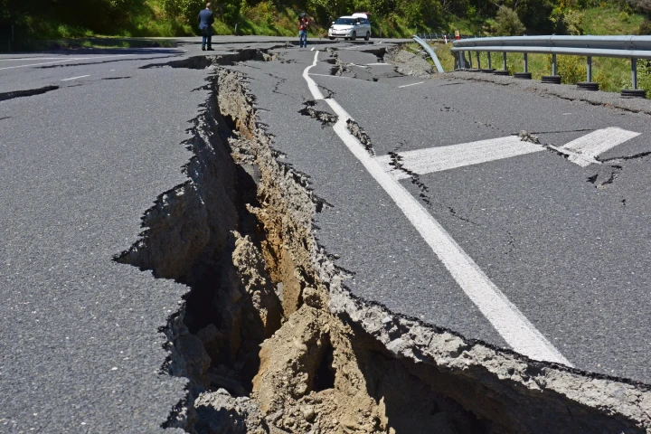 Simulations show that the old disaster movie trope of an earthquake splitting the ground apart, then snapping shut, can actually happen