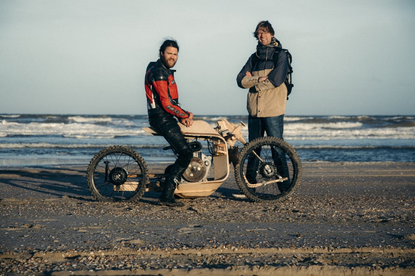 Ritsert Mans (left) and Peter Mooij (right) on the beach with the algae-fueled wooden motorcycle