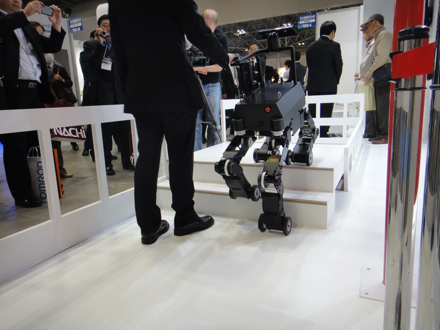 The NSK robot guide dog climbs stairs(Image: DigInfo)