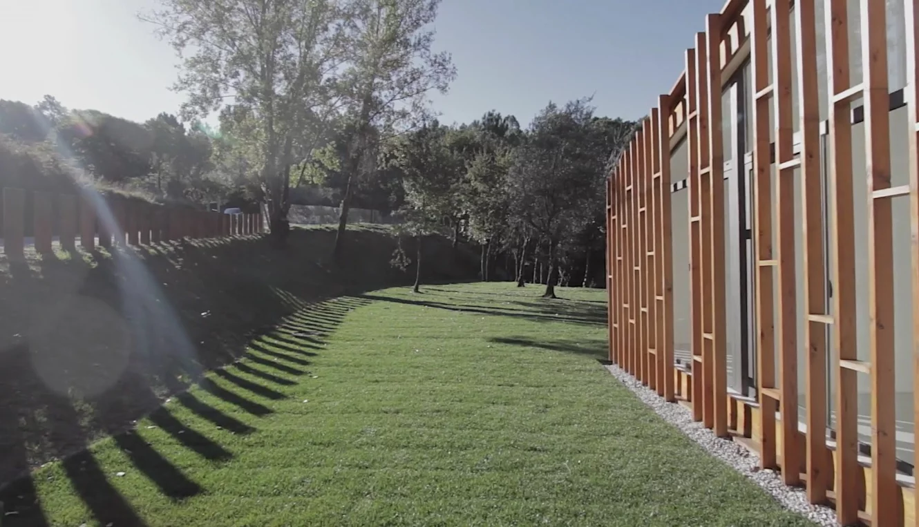 The housing system consists of a series of singular reinforced concrete modules (gomos) which are entirely prefabricated off-site (inside and out)