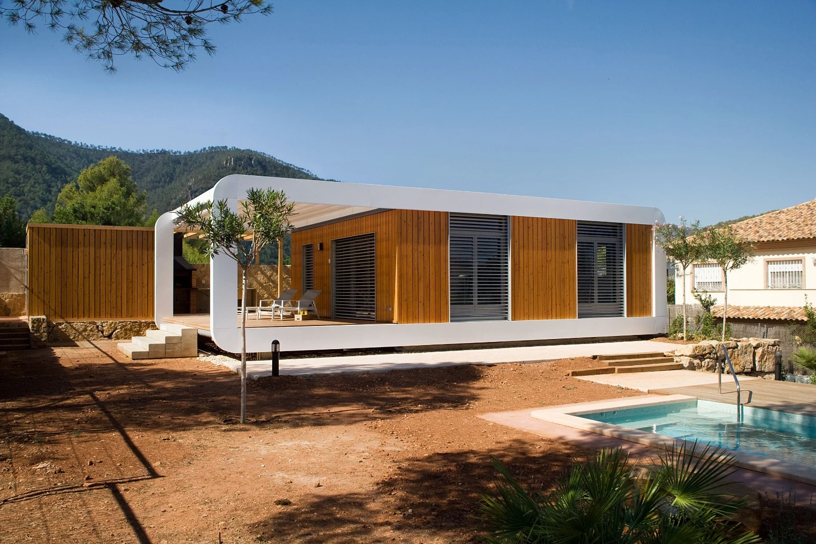 The low energy El Refugio Inteligente home sports a 4,500 kWh solar array that takes care of all its electricity needs