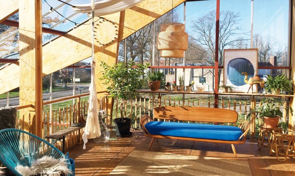Structurally, the house comprises a timber structure with a greenhouse-like glass covering