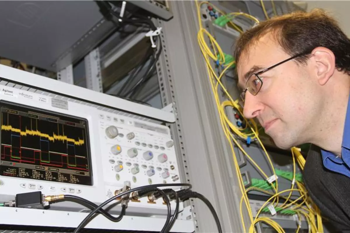 Professor Jurg Leuthold led an experiment that achieved a data transmission rate of 26 terabits per second (Image: Gabi Zachmann)