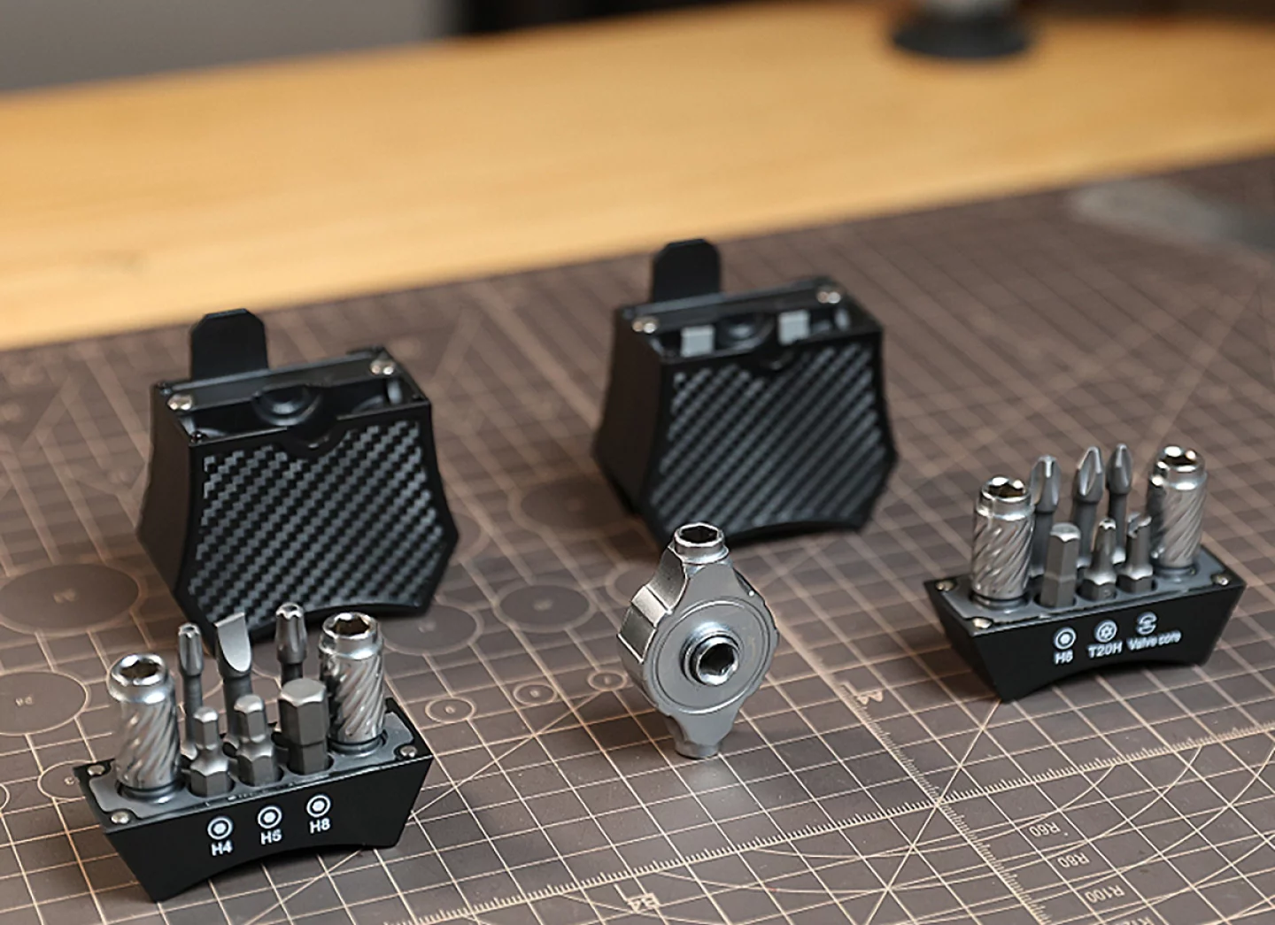 Compact ratchet screwdriver set for tight spaces