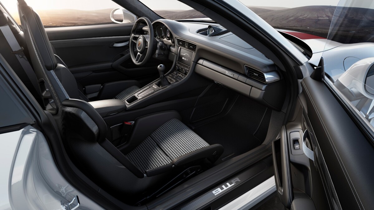 Porsche 911 R: A unique steering wheel and seats are part of the 911 R package