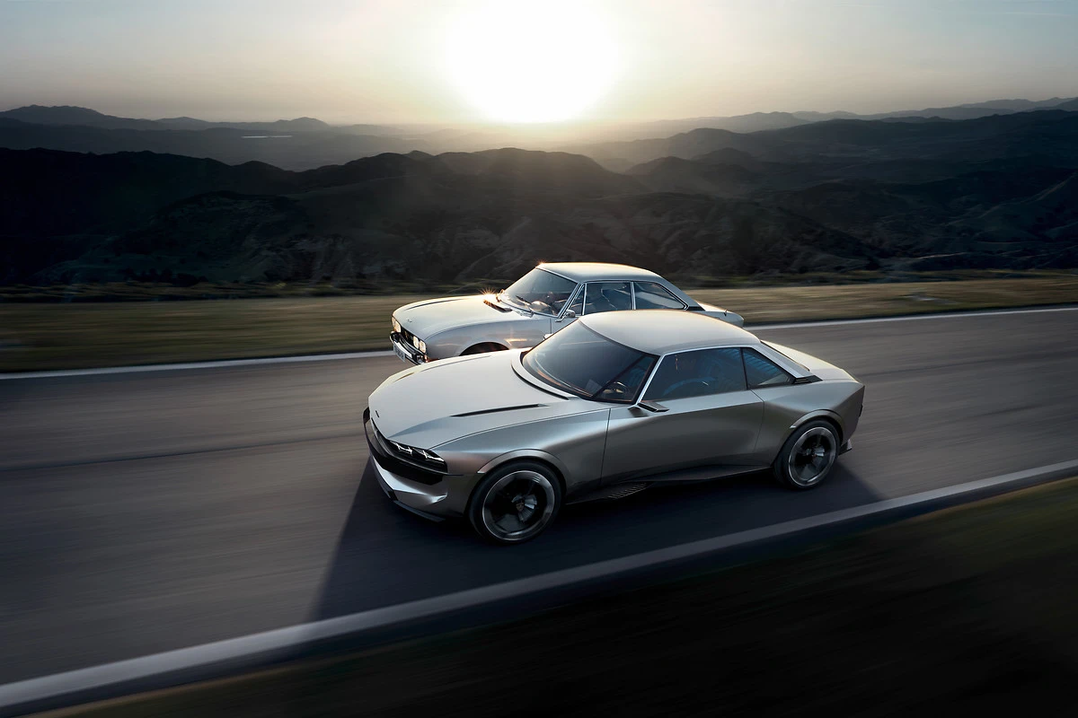 The e-Legend is clearly more modern, but its overall shape, lines and curves follow the 504 closely