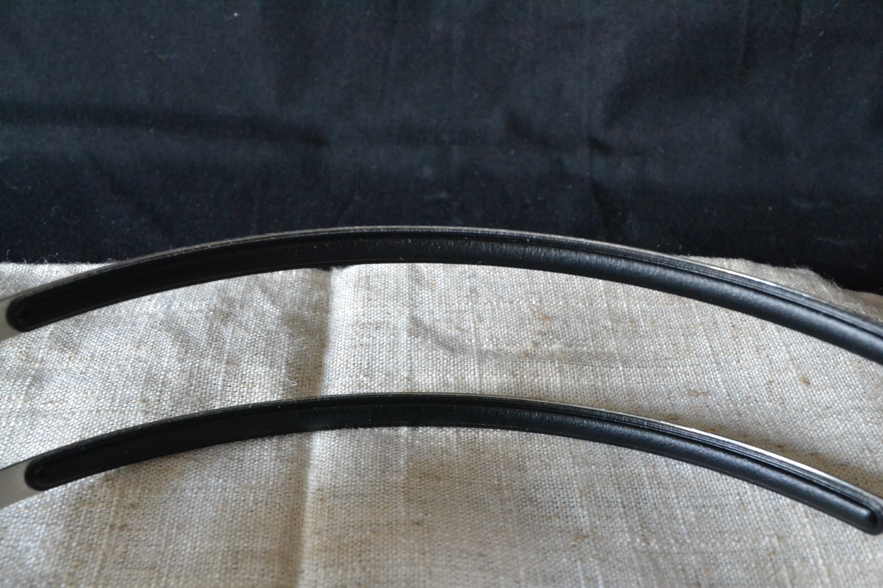 The strips of thin padding under the metal headbands might look rather uncomfortable, but I found long-haul comfort to be pretty good