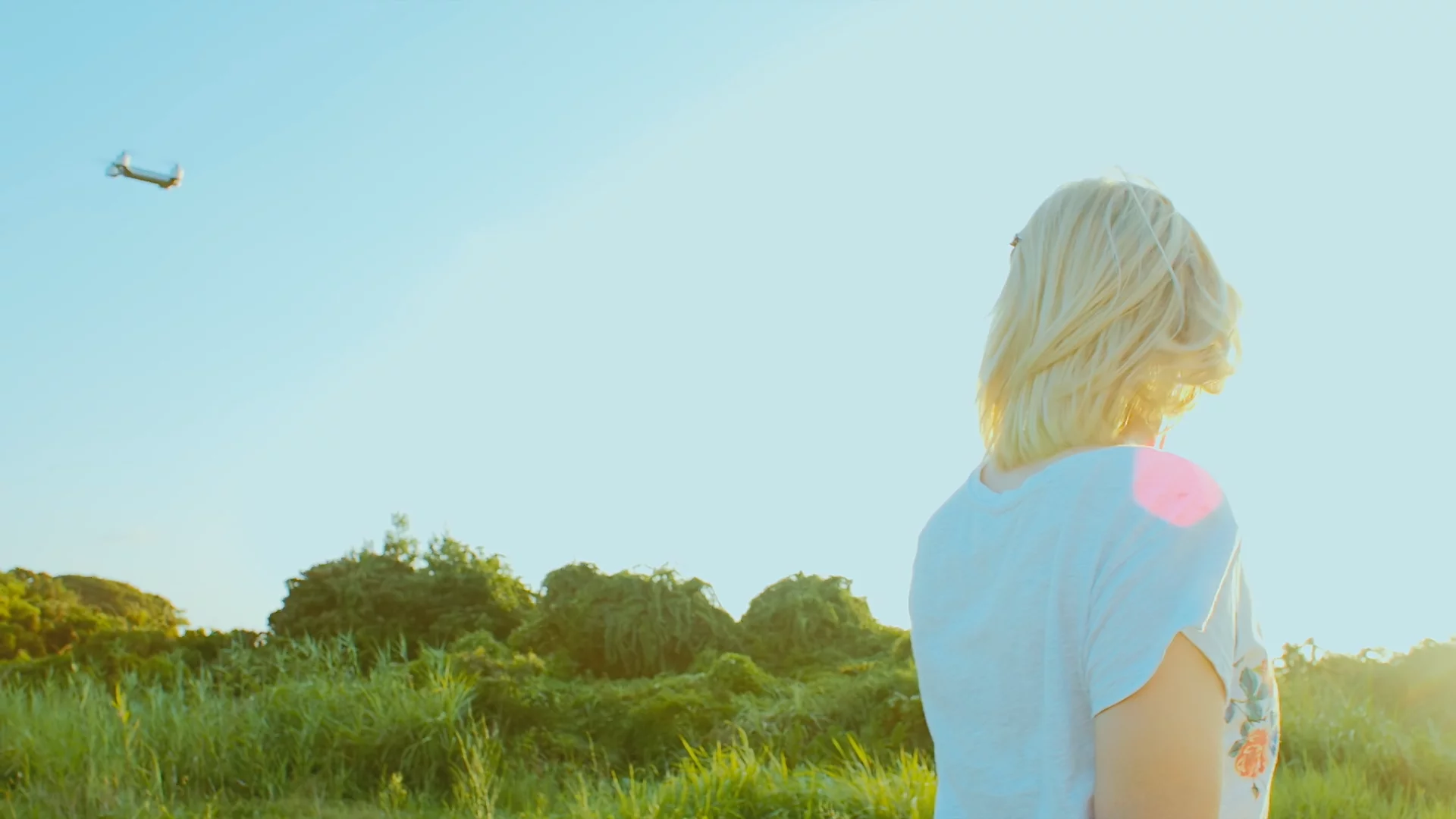 By moving your thumb around you can guide the Shift drone through the air