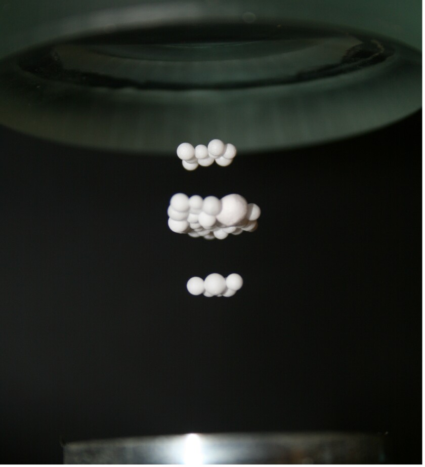 Polystyrene spheres are levitated by the sonotweezers (Photo: Bruce Drinkwater, Bristol University)