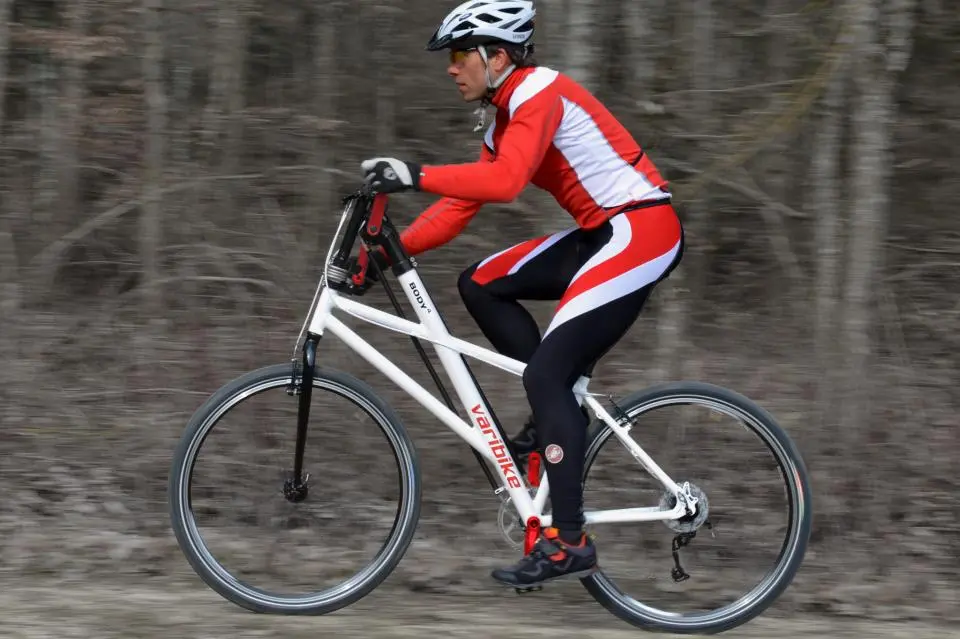 The base FR2 model of the Varibike features a 7005/7020 aluminum frame, and components such as a Shimano XT rear derailleur (there’s no front derailleur), a Ritchey Pro V2 seatpost, and Schwalbe BigApple 28 x 2.00 tires