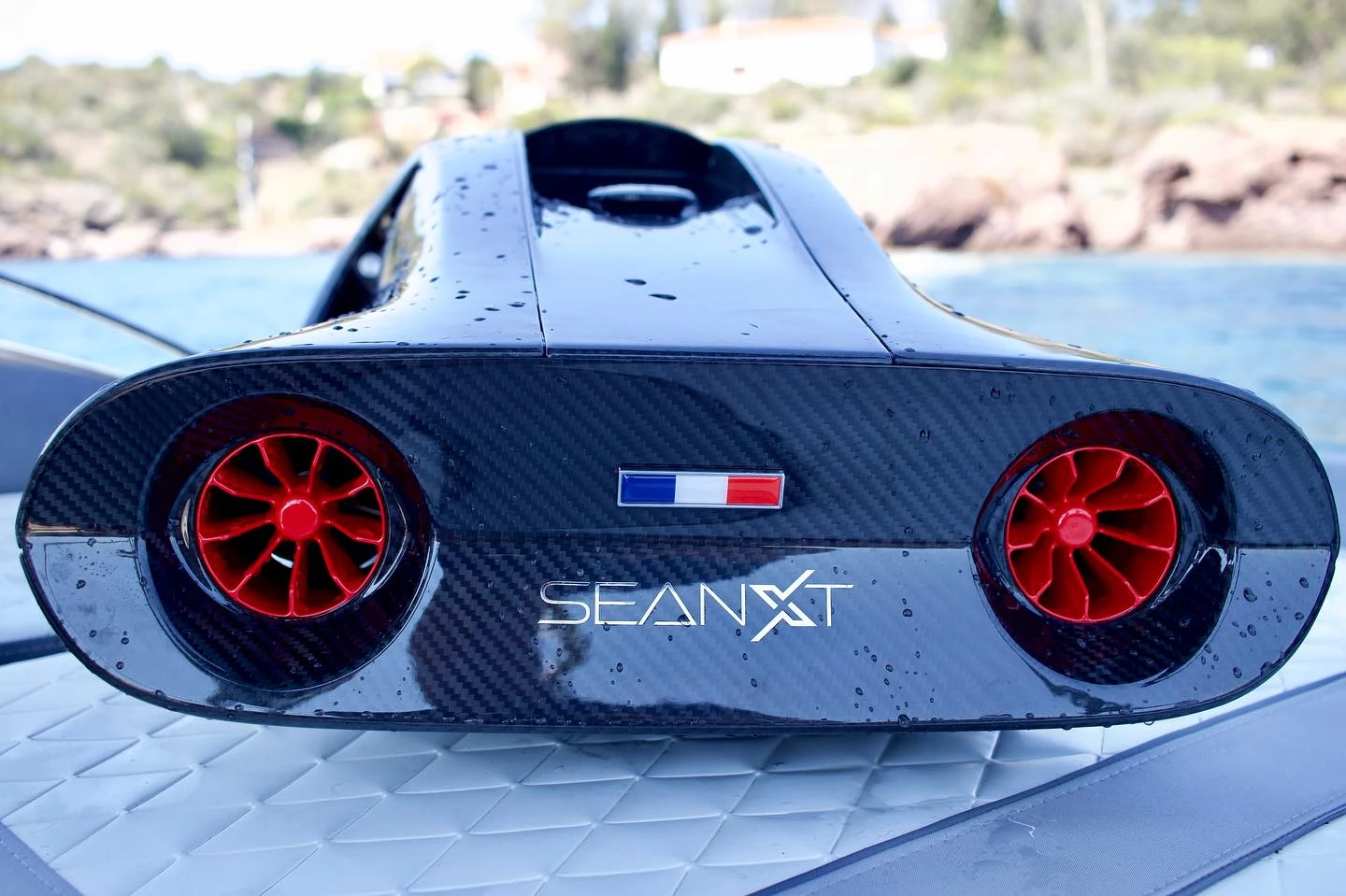 The Elite has two electric motors, each of which is controlled by its own throttle switch