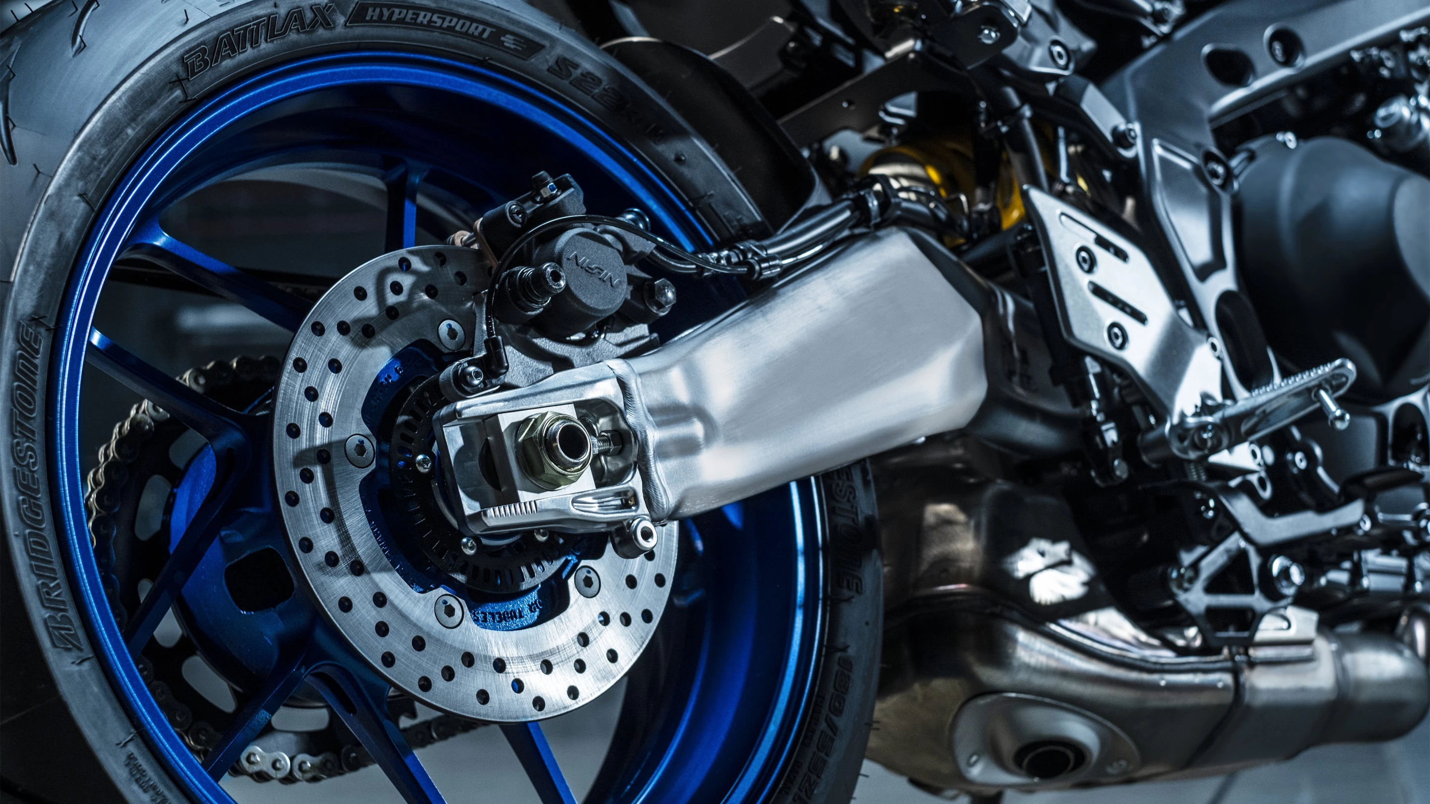 The 2021 Yamaha MT-09 SP's swingarm sports a dedicated brushed aluminum finish