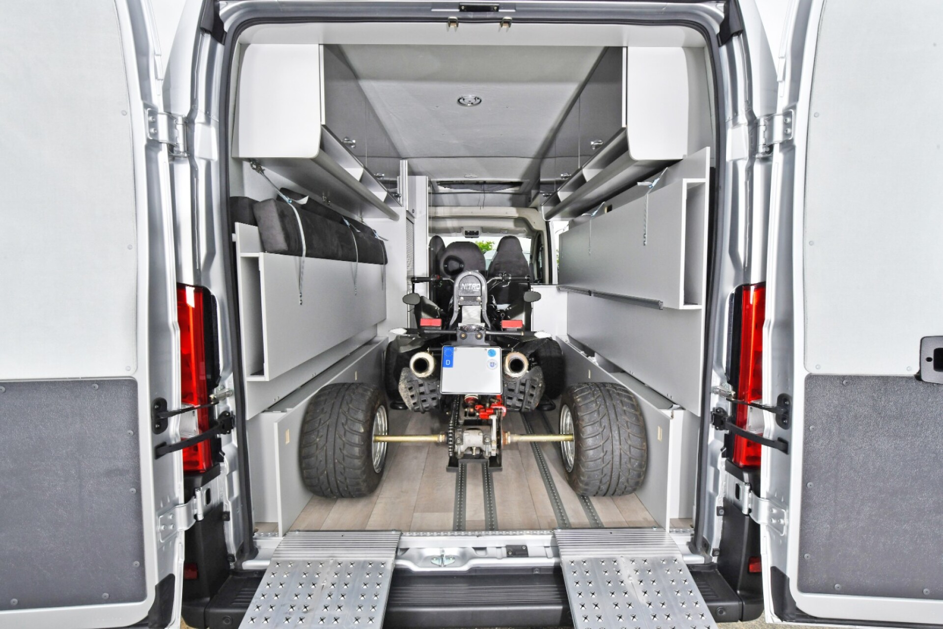 Дом на колесах с гаражом для мотоцикла