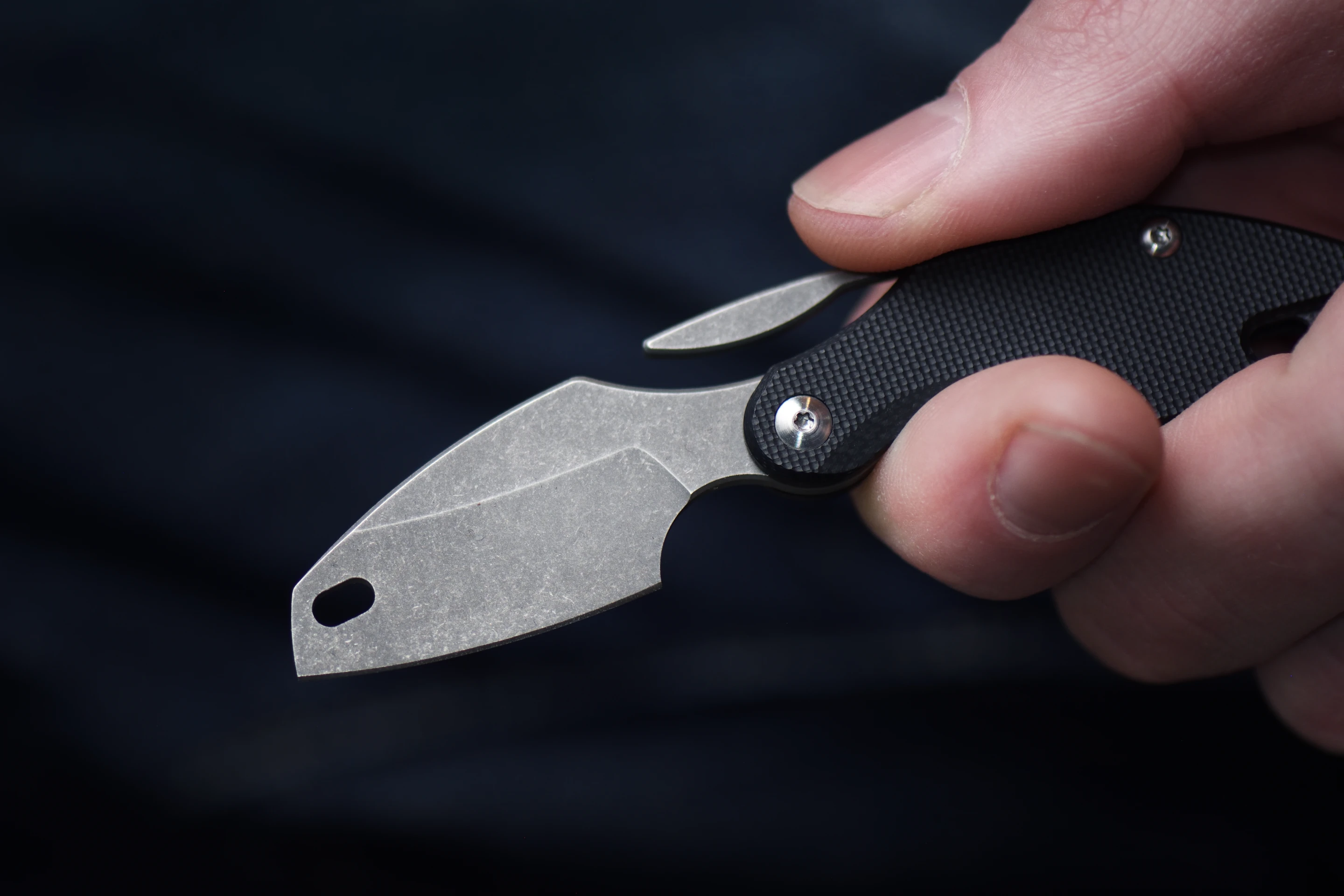 All up, the Prylobite measures 9.9 cm (3.9 in) when open and weighs in at 23 g (0.81 oz)