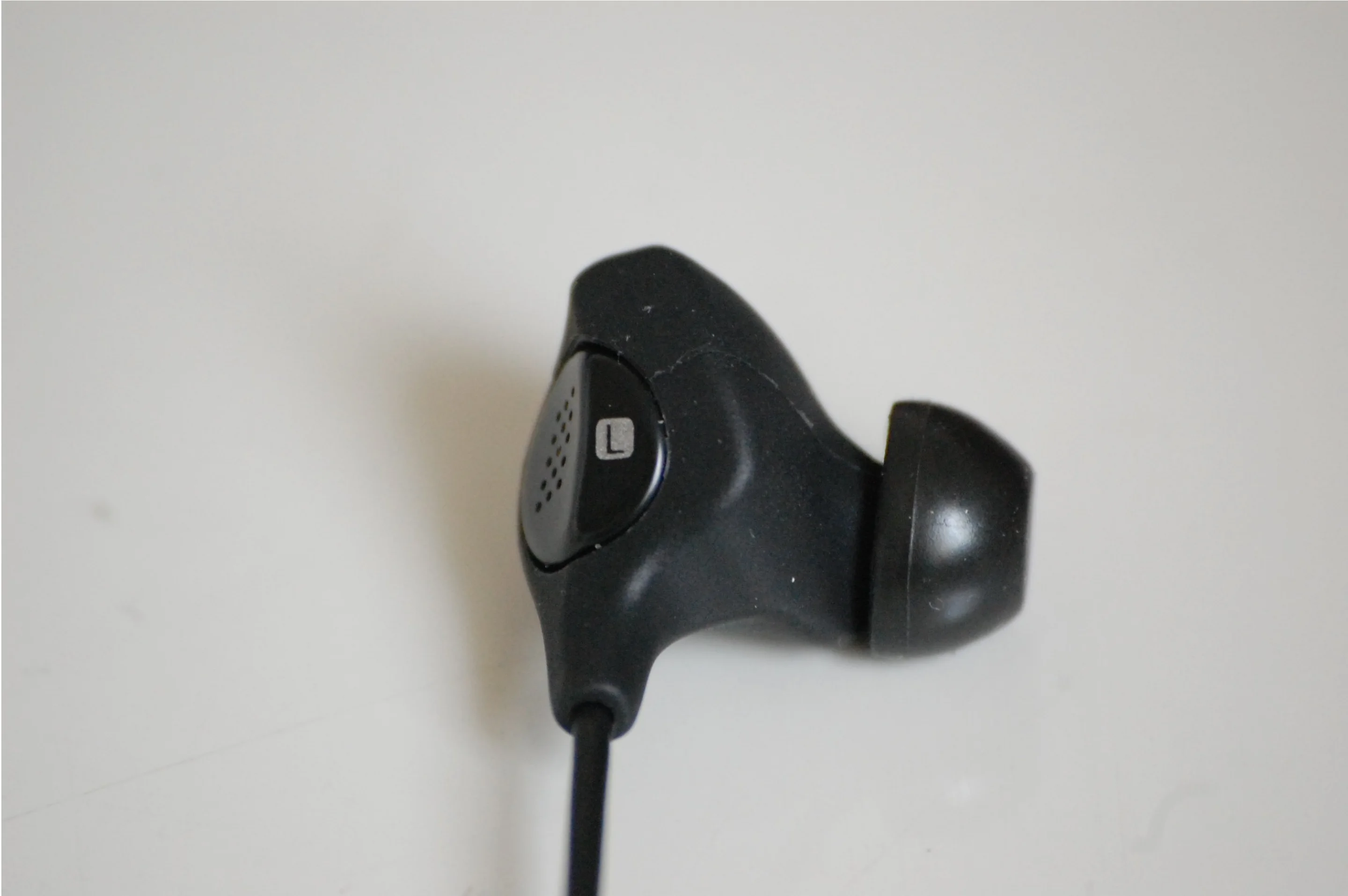 The bud-type ear pieces are quite comfortable and the inclusion of a lanyard ensures that the weight of the in-line controller doesn't pull them out