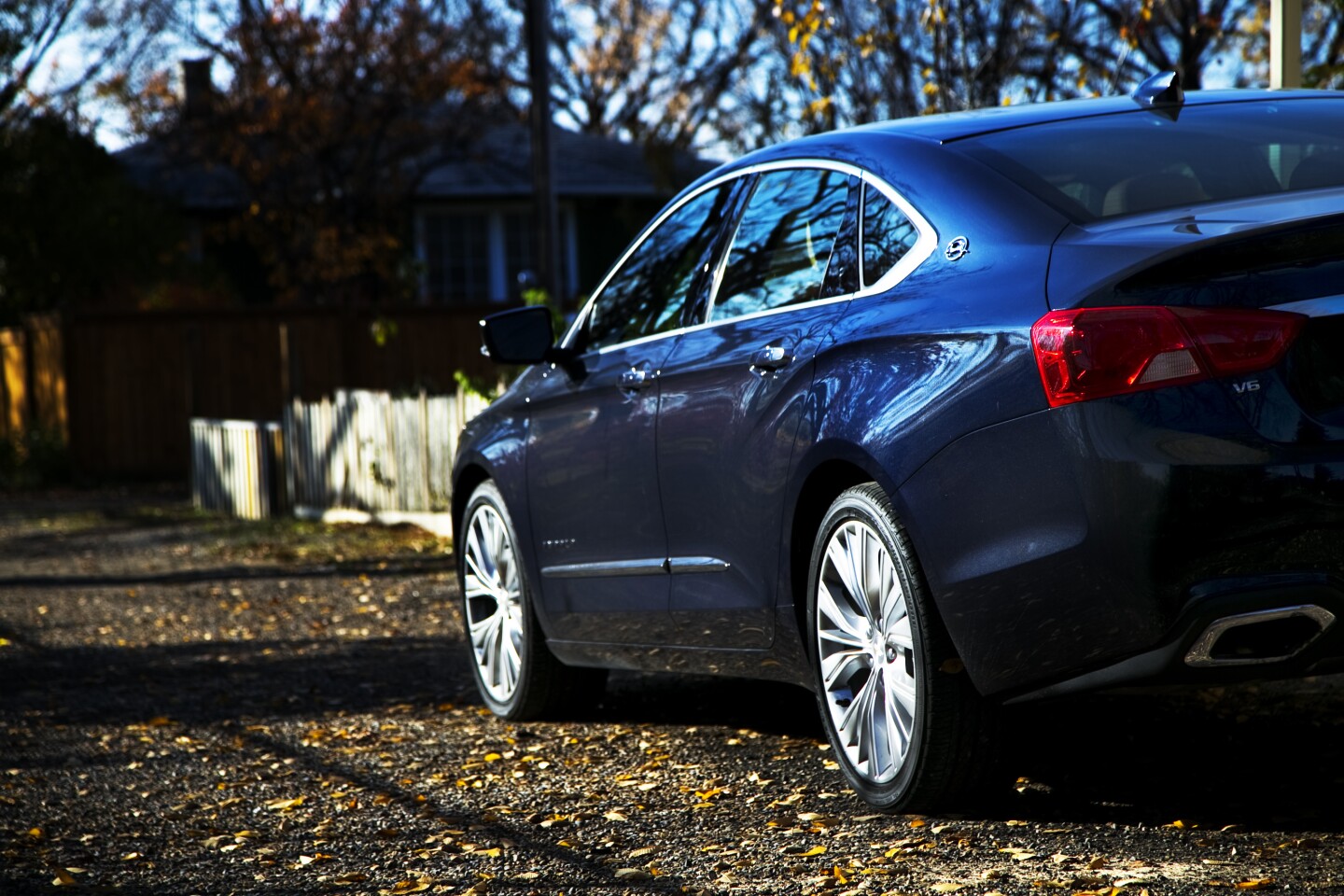 The large 20-inch rims and rubbers not only look good but help to keep the car in check when maneuvering (Photo: Angus MacKenzie/Gizmag)
