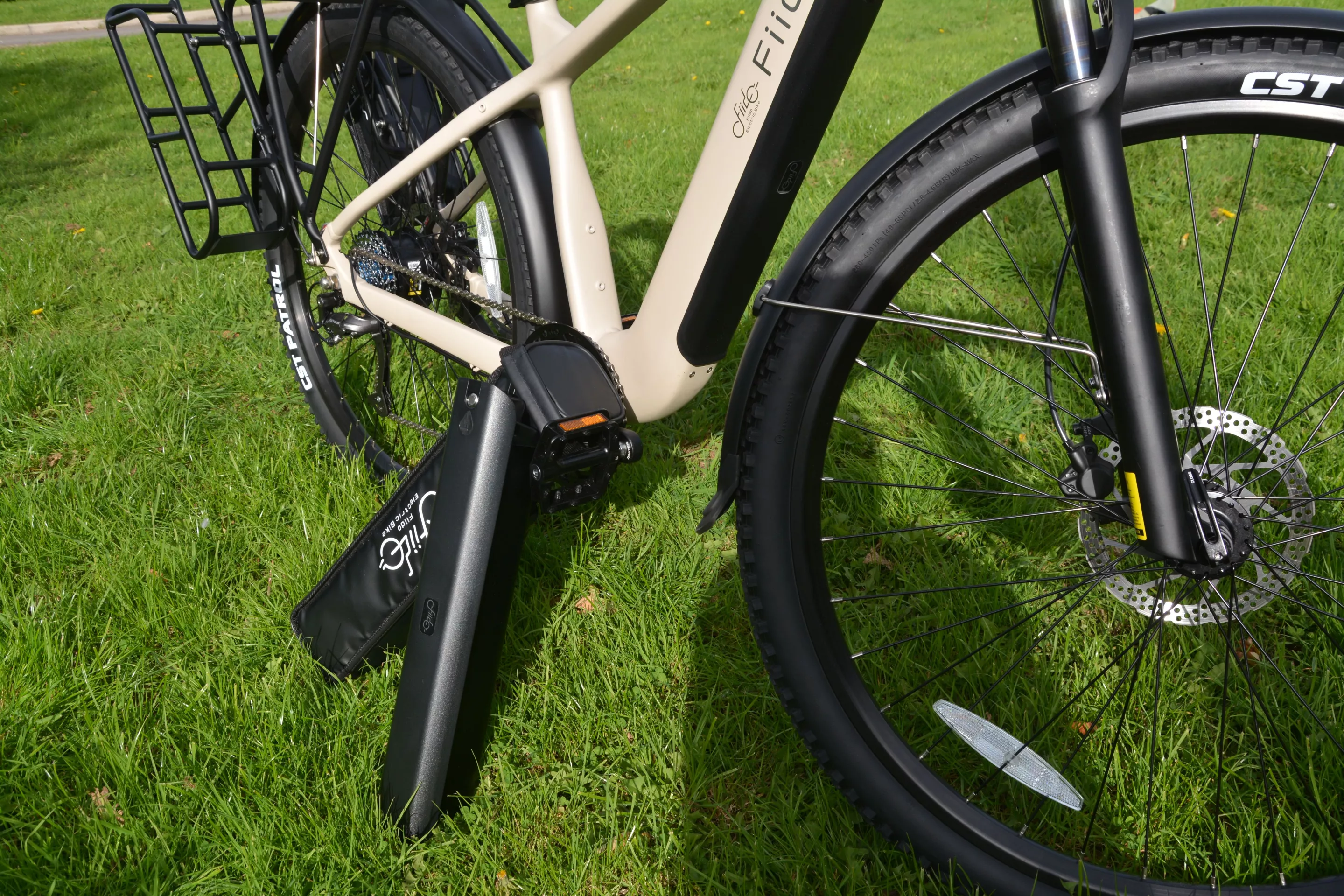 When the downtube battery gets low on juice, the rider parks up and hotswaps with one of the spares mounted to the rear rack, for a total potential range of nearly 150 miles between top-ups