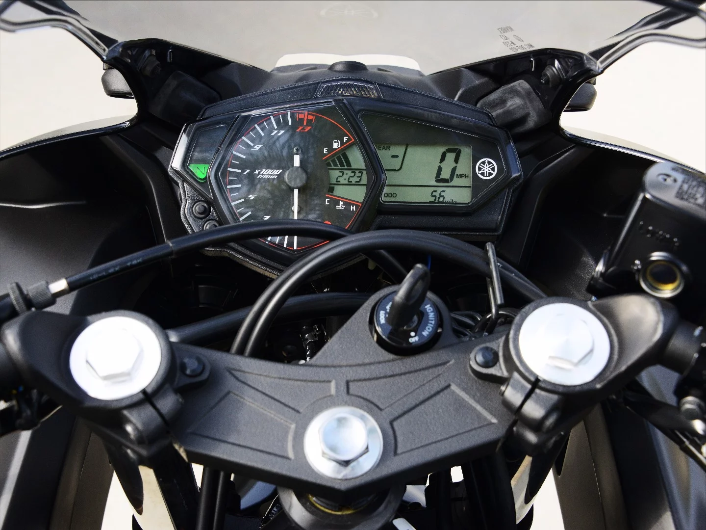 The YZF-R3 instrument cluster provides abundant information, including a - rarely seen in small motorcycles - gear indicator. The MT version uses the exact same unit.