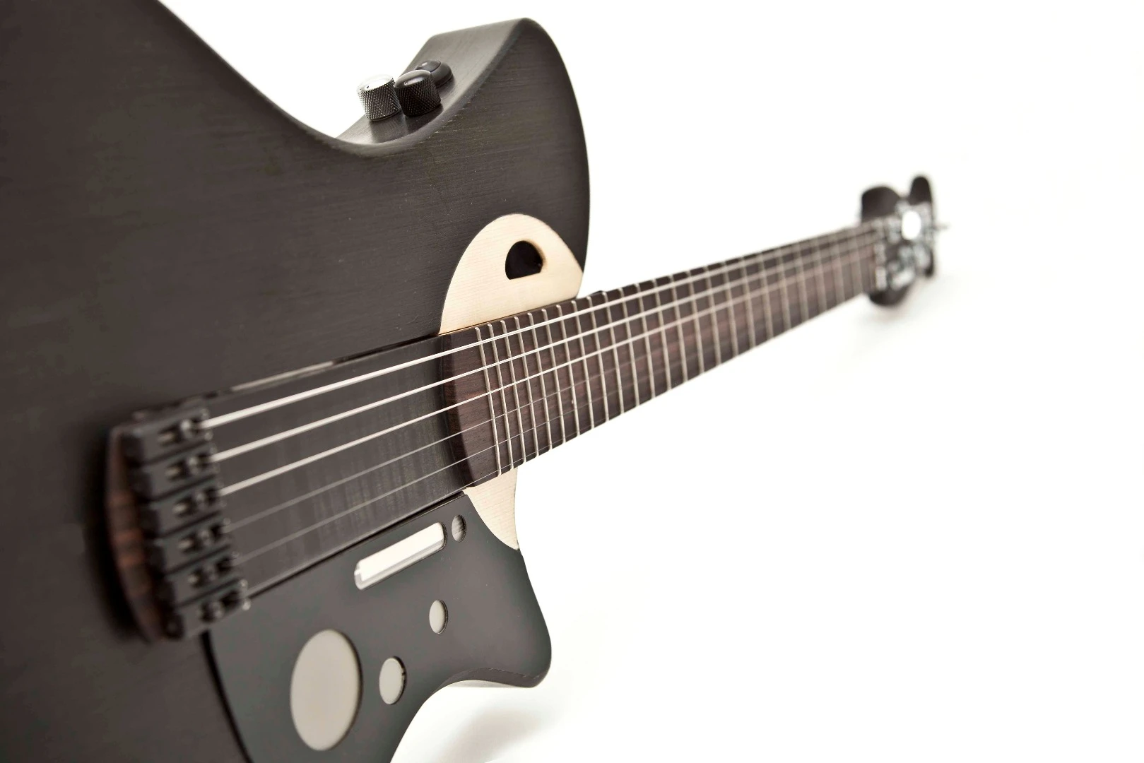 All sound is output from the wooden body of the guitar thanks to Mind's patented technologies