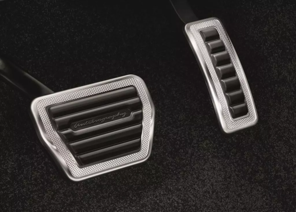 The Range Rover SVAutobiogaphy has machined aluminum pedals