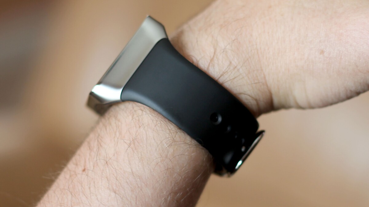 The Gear Live's design language is similar to Samsung's older Gear watches