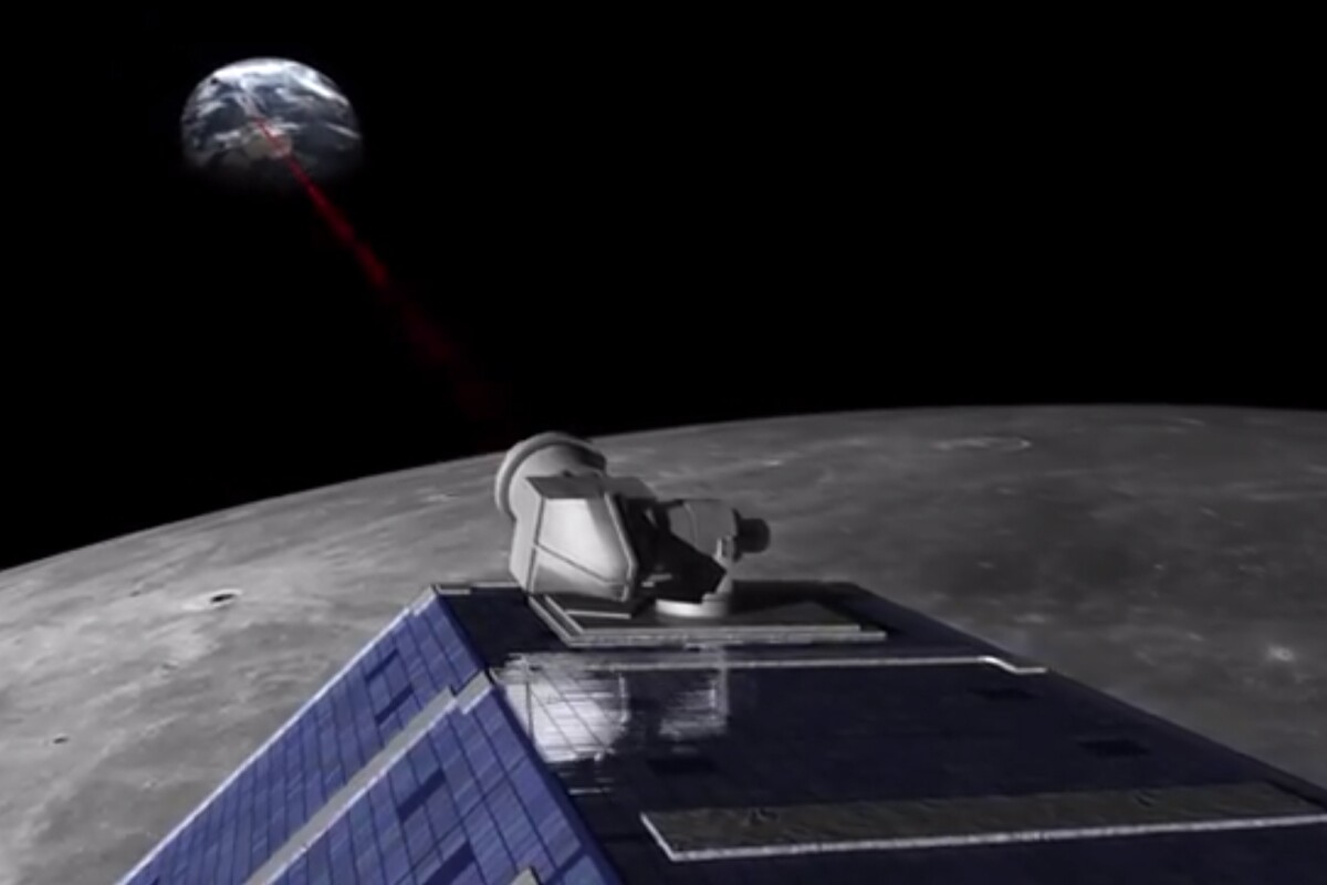 Artist's concept of the LLCD transmitting to Earth (Image: NASA)