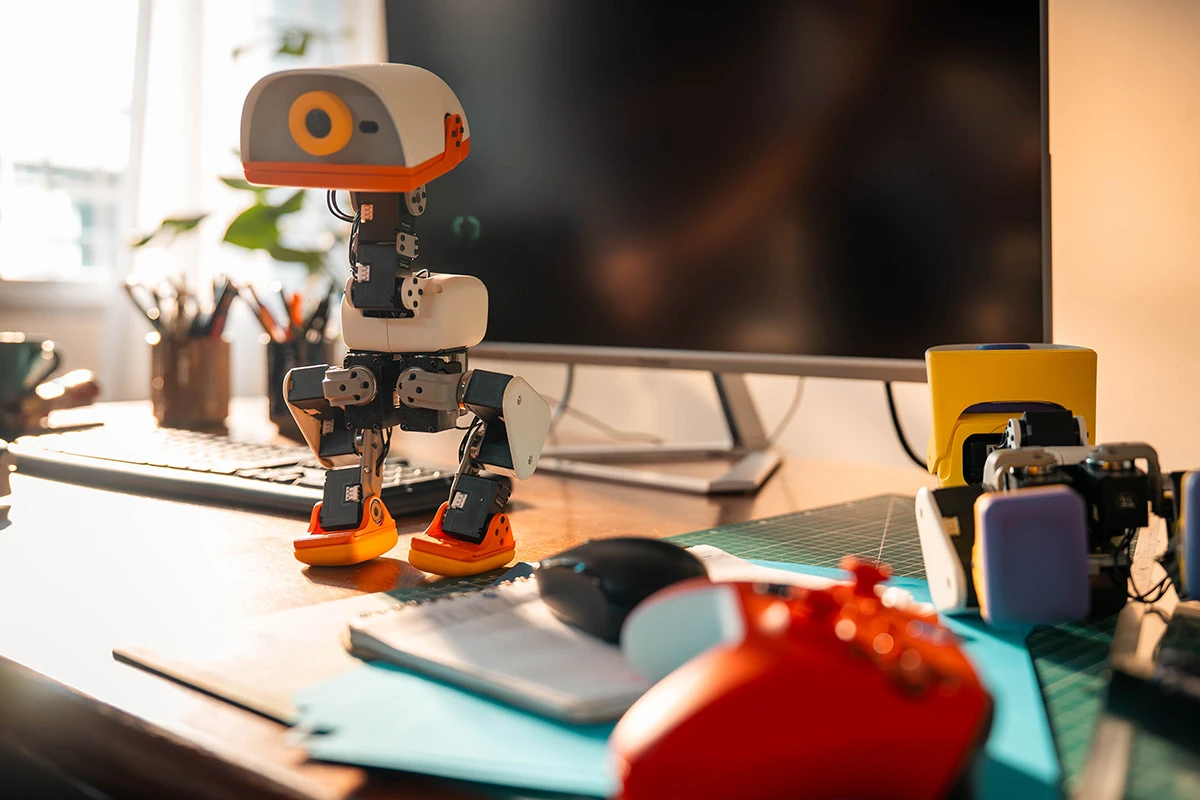 Adorable waddling robot can pick up stuff and learn new tricks