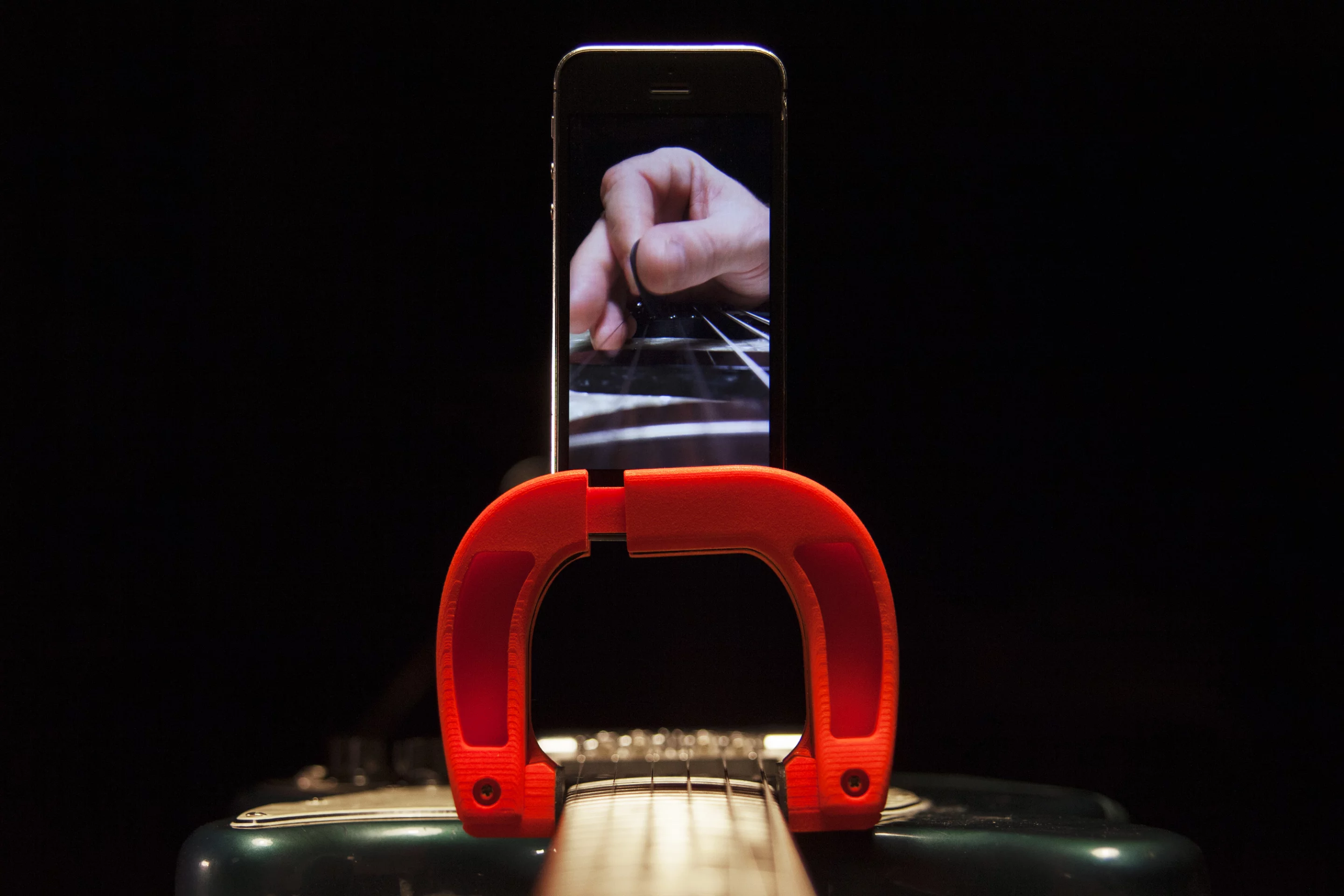 The Magnet team says that smartphones are the ideal guitar cameras, offering up to 240 fps video recording, able to grab audio and also light up the playing area