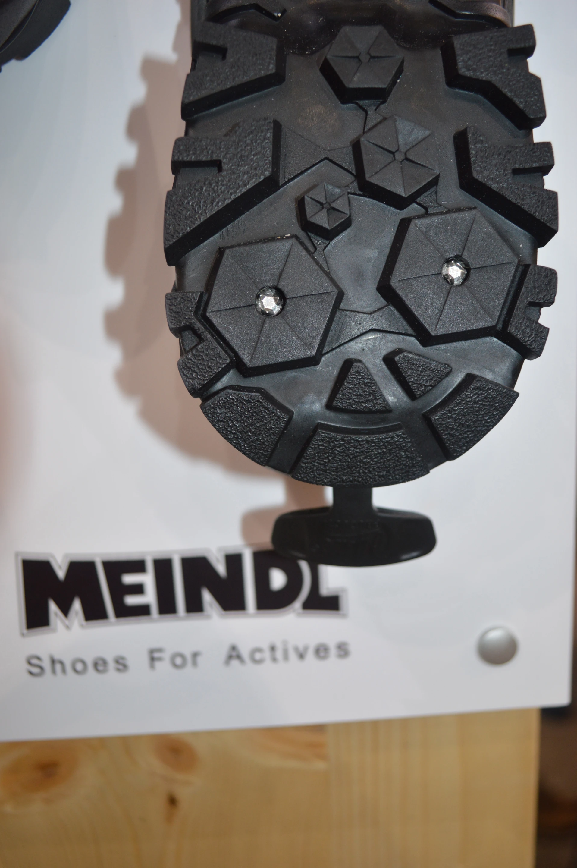 Flip the dial out and turn it to change the position of the spikes