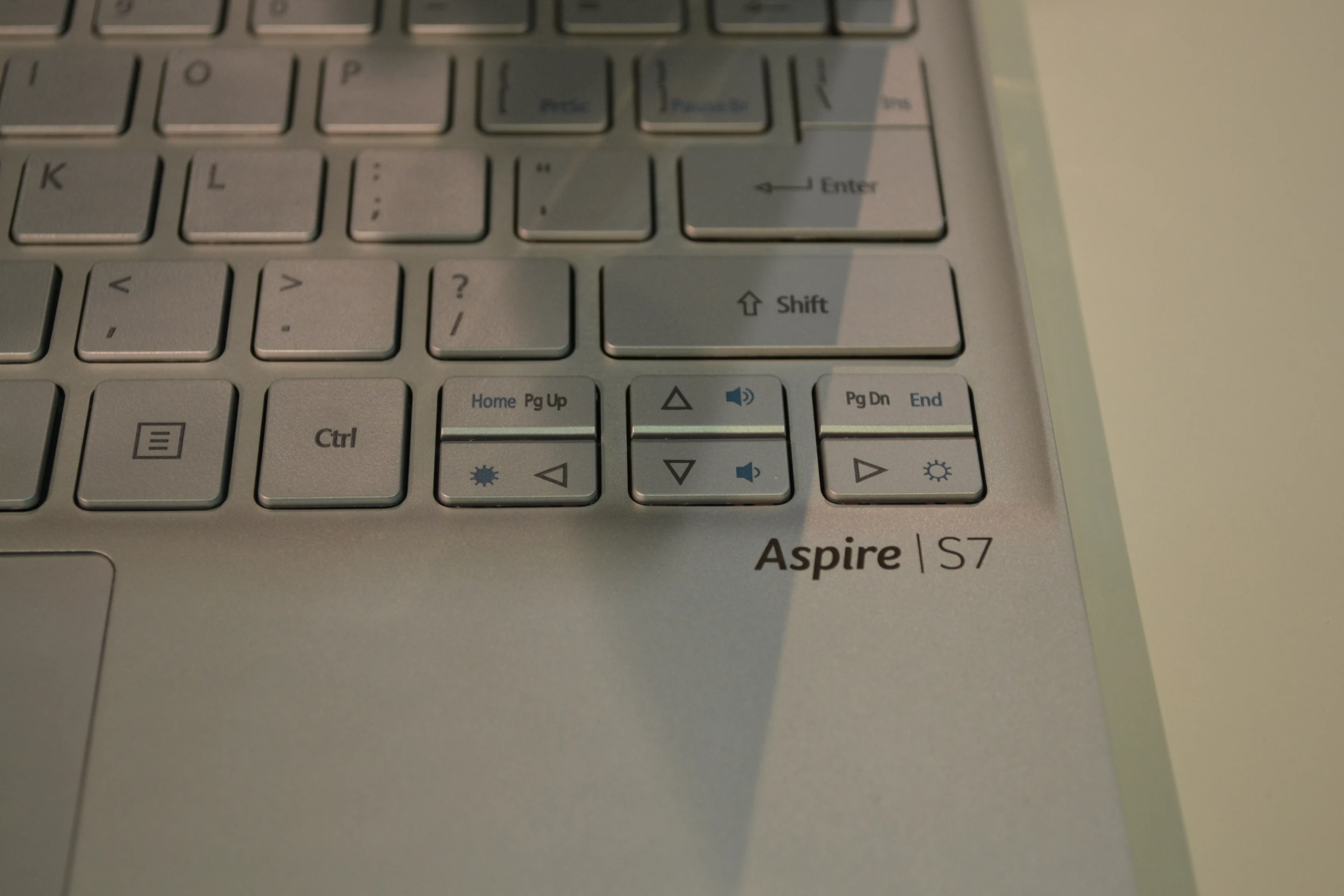 The S7 has a very comfortable chiclet keyboard sporting silver/gray keys