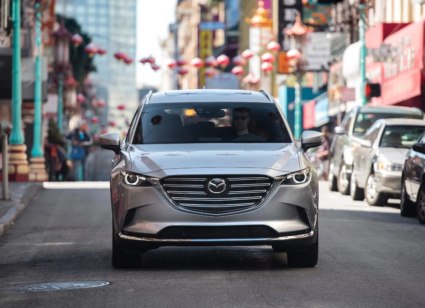 The Mazda’s good looks are definitely a selling point in this segment and the CX-9 starts with the “smiling” grille that Mazda is known for