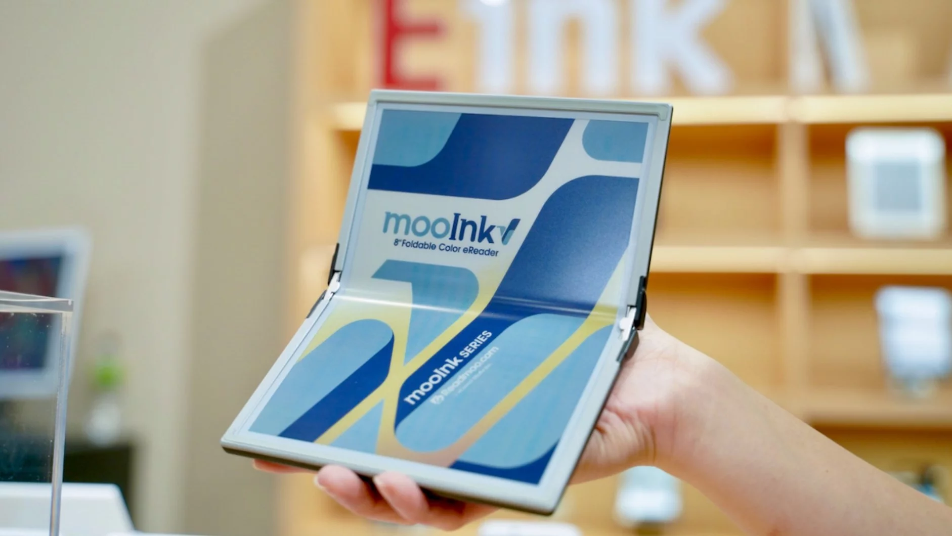 "Continuously looking for lighter and more colorful reading solutions for readers has always been the team's goal," said Readmoo CEO, Pang Wenzhen. "We are very happy to cooperate with E Ink to launch mooInk V"