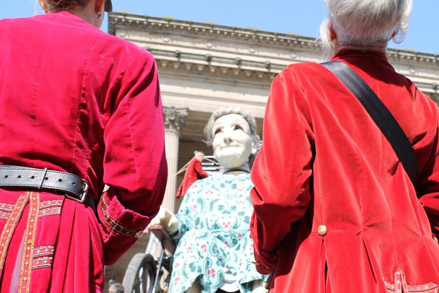 Two of the "Lilliputian" operators look up at the grandmother (Photo: Stu Robarts/Gizmag)