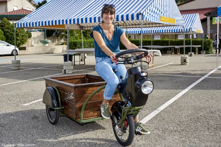 The Cycloauto is made up of a one-wheeled drive unit that connects to a two-wheeled trailer