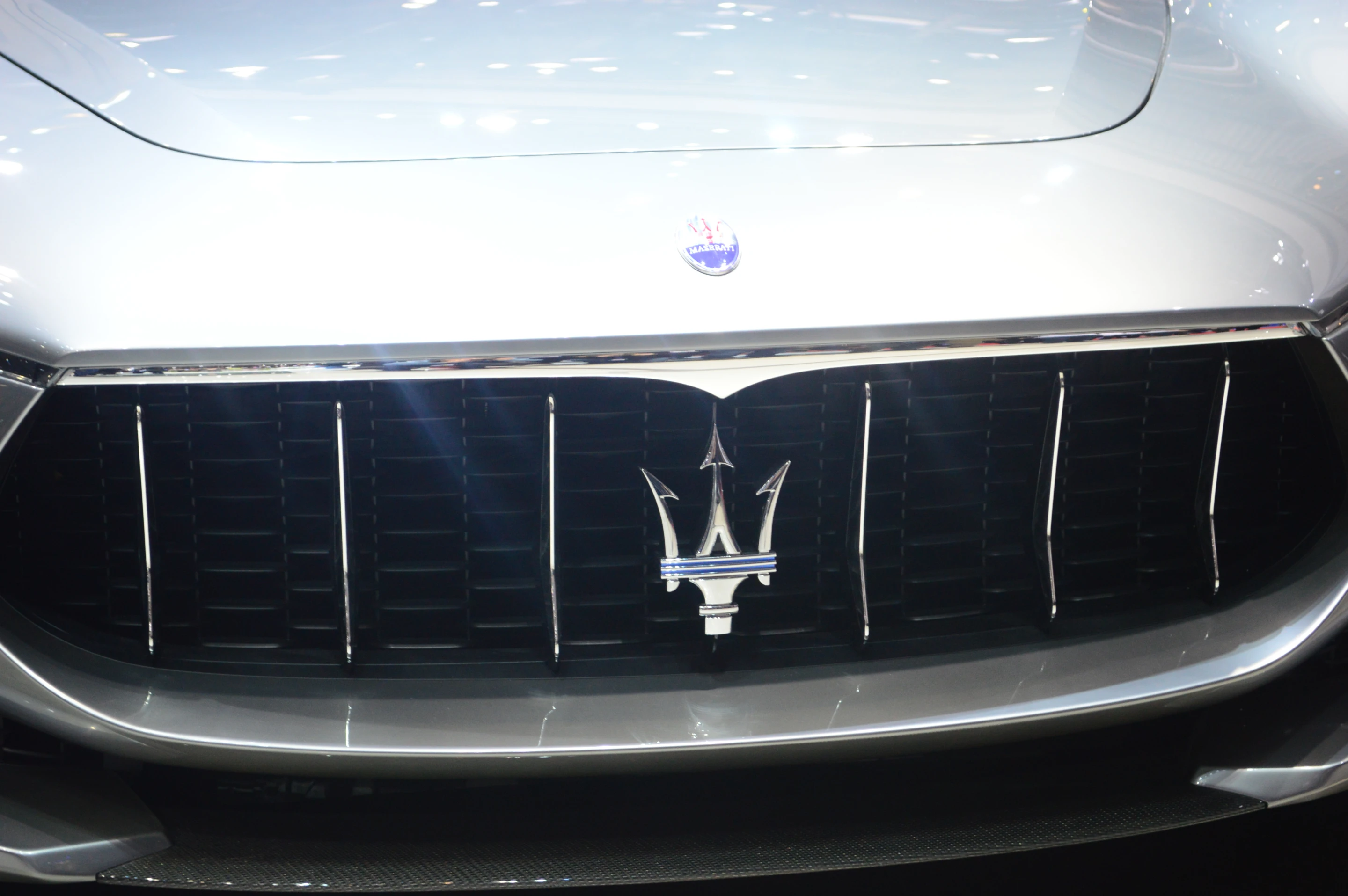 Close up of the "V" motif in the center of the grille (Photo: CC Weiss/Gizmag)