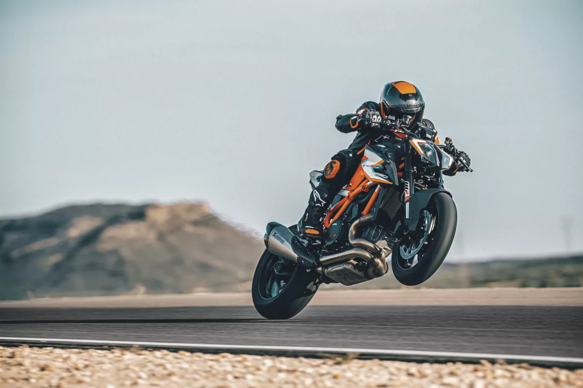I did not find a speed from which it was not possible to launch a wheelie on the original 1290 Super Duke R. The new RR will surely be even more willing to party