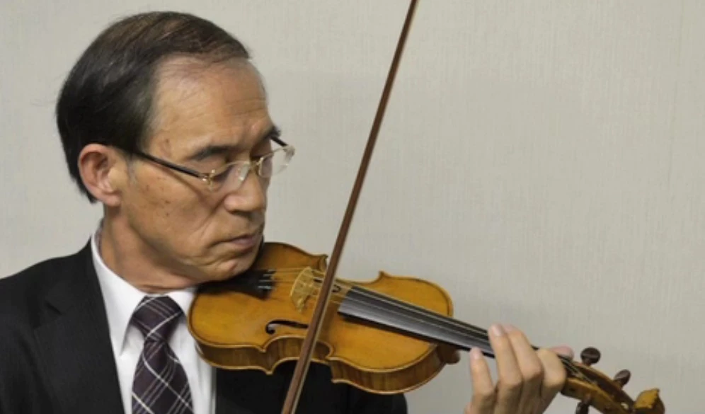 By twisting thousands of strands together, a Japanese researcher has managed to form working violin strings from spider silk