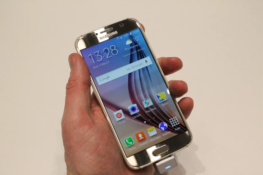 Galaxy S6 (Photo: Stu Robarts/Gizmag)