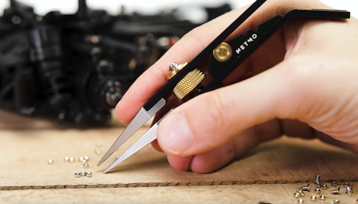 200-year seesaw tweezer delivers near-microscopic precision