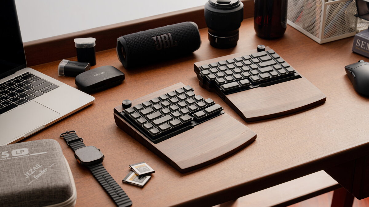 Jiffy 75 split ergonomic keyboard reduces typing strain